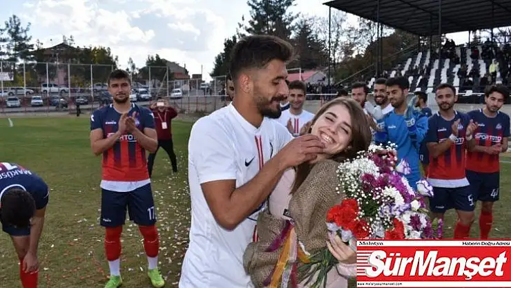 Futbolcudan kız arkadaşına maç öncesi sahada evlilik teklifi