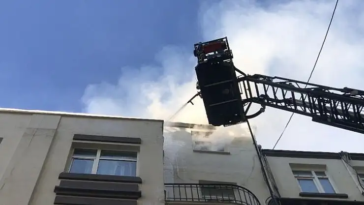 Galata'da korku dolu anlar, patlayan cam aşağıya uçtu