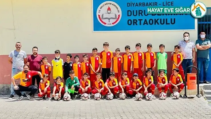 Galatasaray'dan Diyarbakır'daki köy okuluna malzeme desteği