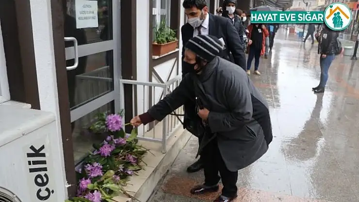 Gamze Pala'nın öldürüldüğü öğretmenevinin kapısına çiçek bırakıldı