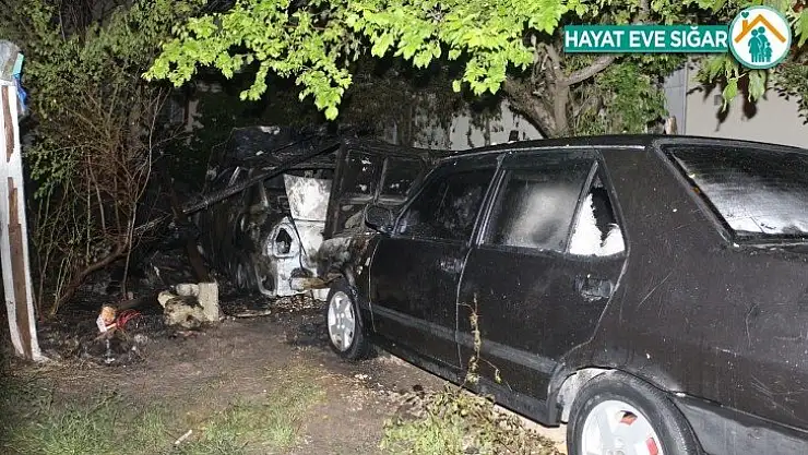 Garaj yangınında 3 araç yandı