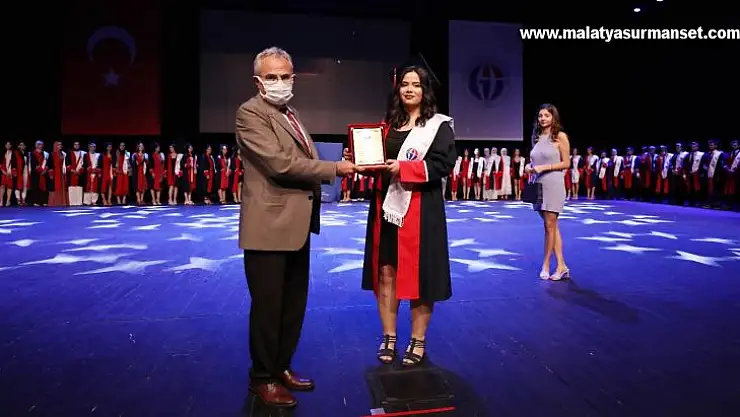 GAÜN'ün genç diş hekimleri törenle mezun oldu