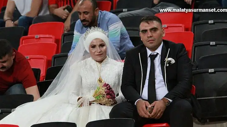 Gaziantep FK-Antalyaspor maçında gelin-damat sürprizi