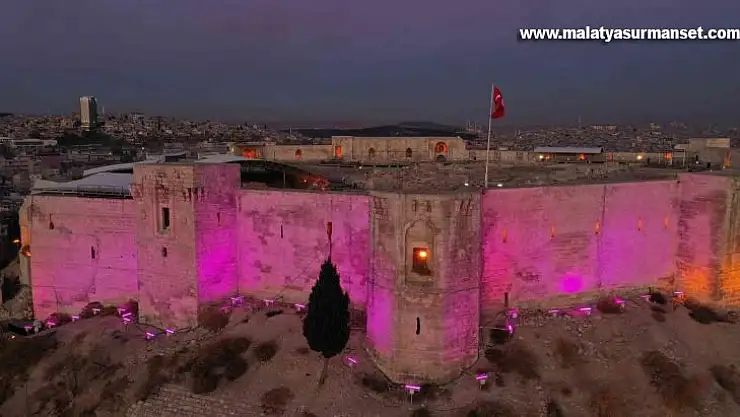 Gaziantep kalesi engelliler için mor renge büründü