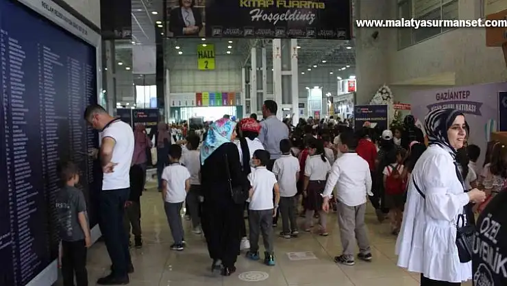 Gaziantep Kitap Fuarı'nı ilk üç günde 300 bine yakın kişi ziyaret etti