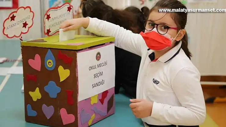 Gaziantep Kolej Vakfı Özel İlkokulu'nda seçim heyecanı sürüyor