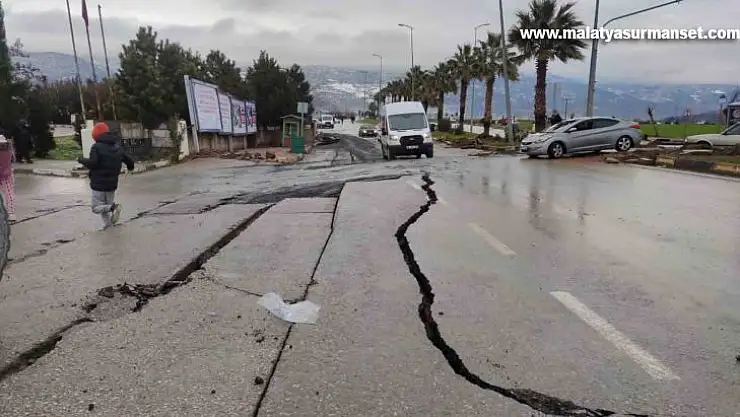 Gaziantep'te deprem sonrası hastanesi bahçesi ve yoldaki asfalt böyle ayrıldı
