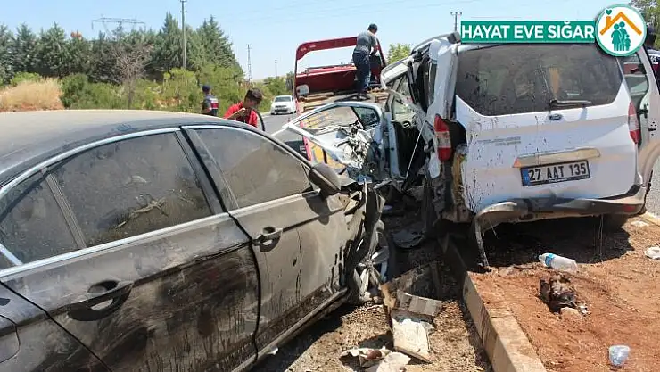 Gaziantep'te iki araç kafa kafaya çarpıştı: 2'si ağır 7 yaralı