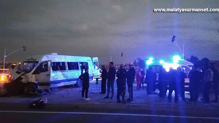 Gaziantep'te işçi servisi ile otomobil çarpıştı: 1 ölü, 15 yaralı