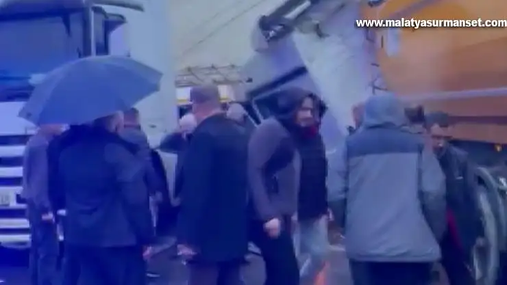 Gaziantep'te kamyon ile tır çarpıştı: 1 yaralı