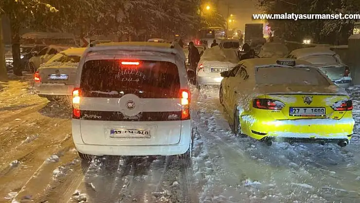 Gaziantep'te kar trafiği durdurdu