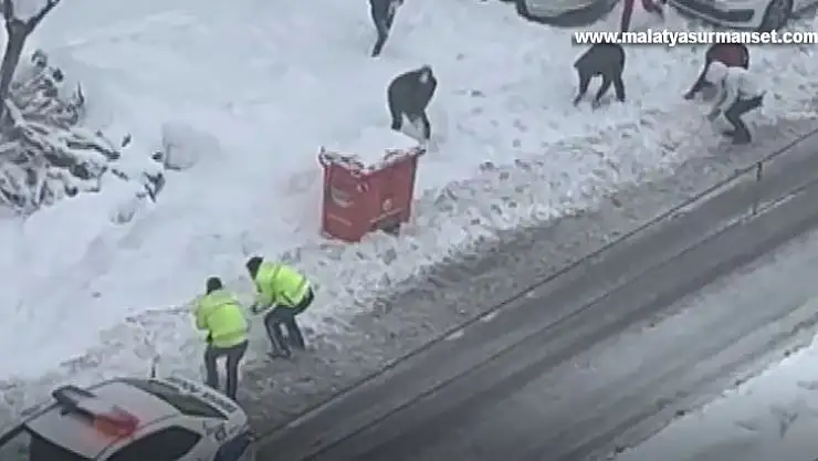 Gaziantep'te yürekleri ısıtan kartopu savaşı