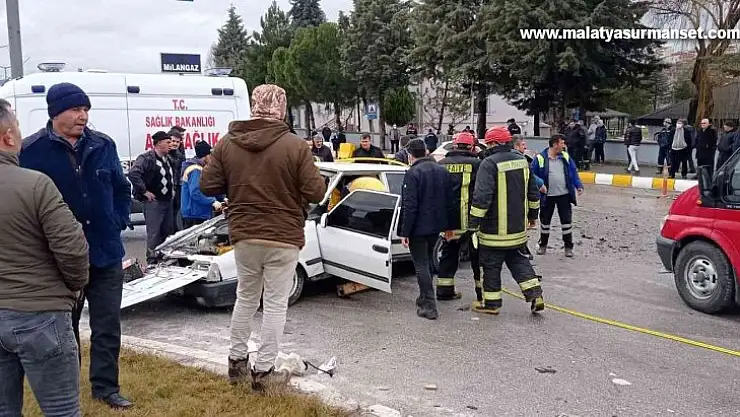 Gediz'de iki otomobil kafa kafaya çarpıştı: 7 yaralı