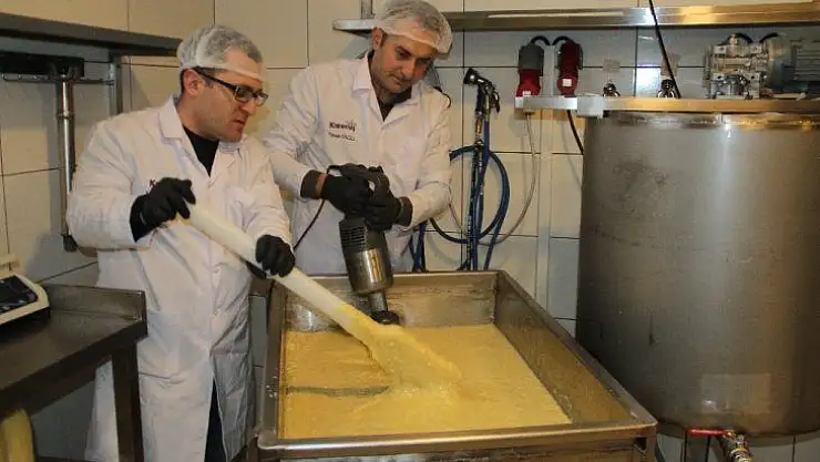 Genç girişimci geleneksel bozayı çocuklar için renklendirdi
