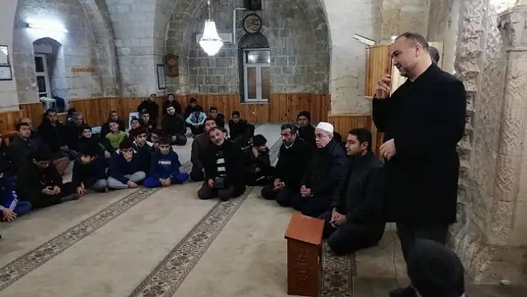 Gençler camide buluşuyor