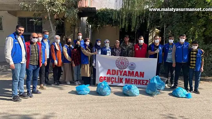 Gençler köyde temizlik yaptı