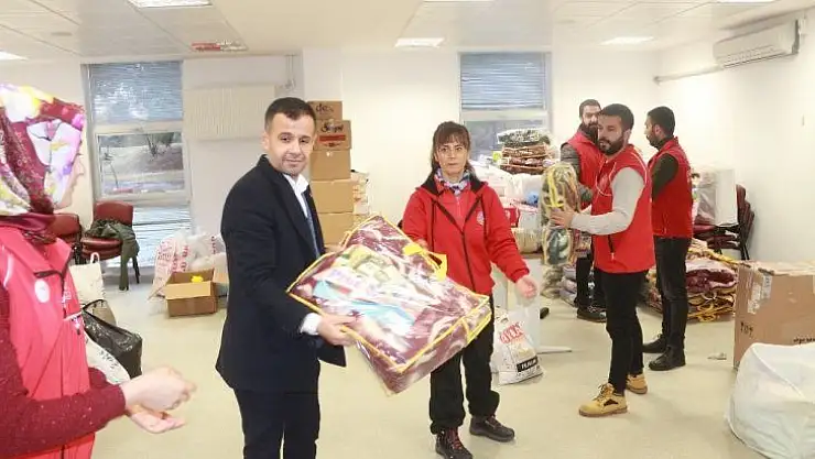 Gençler yardım etmek için sıraya girdi