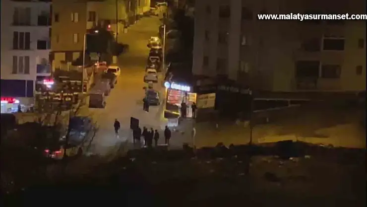 Gençlerin tekmeli yumruklu kavgası amatör kamerada