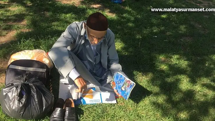 Gençliğinde okuyamadığı kitapları şimdi okuyor