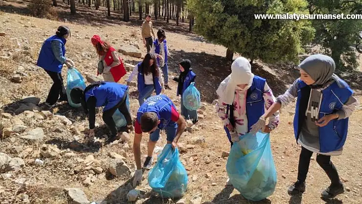 Gençlik merkezi lider ve gönüllüleri çevre temizliği yaptı
