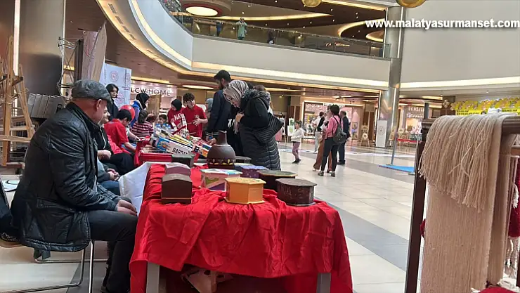 Gençlik merkezleri Cumhuriyet'in 100. yılı dolayısıyla sergisi açtı