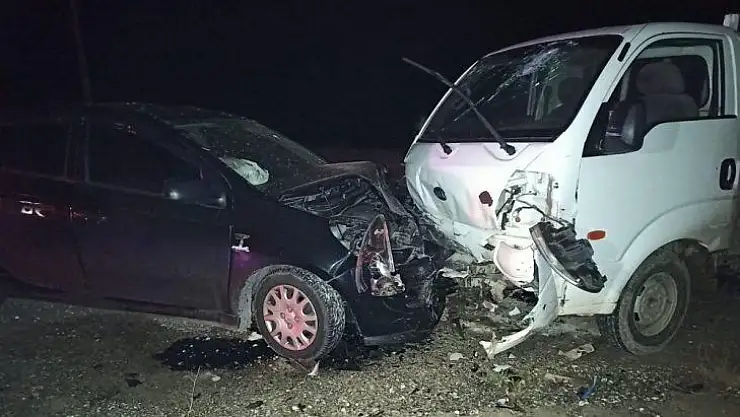Giresun'da iki araç kafa kafaya çarpıştı  5 yaralı