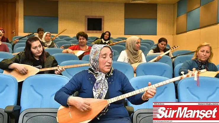 Gizlice eline aldığı bağlaması ile artık türkülere hayat veriyor