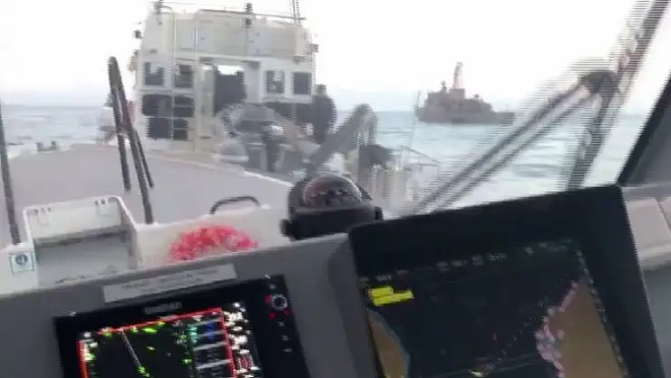 Göçmen botunu batırmak isterken karasularımıza giren Yunan botu böyle kovalandı