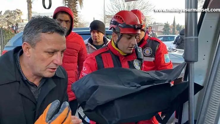 Göçük altında kalan anne ve iki çocuğunun cansız bedenine ulaşıldı, baba yaralı kurtarıldı