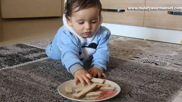 Gofretin içinden kağıtlar çıktı, 10 aylık bebek ölümden döndü