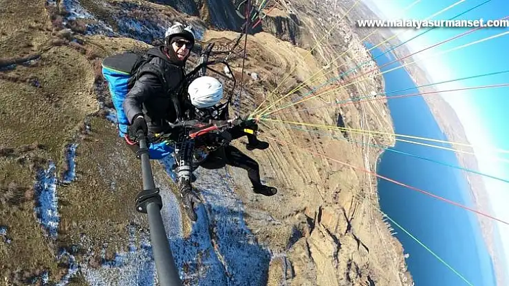 Göl manzarası eşliğinde Hazarbaba Dağı'nda yamaç paraşütü keyfi