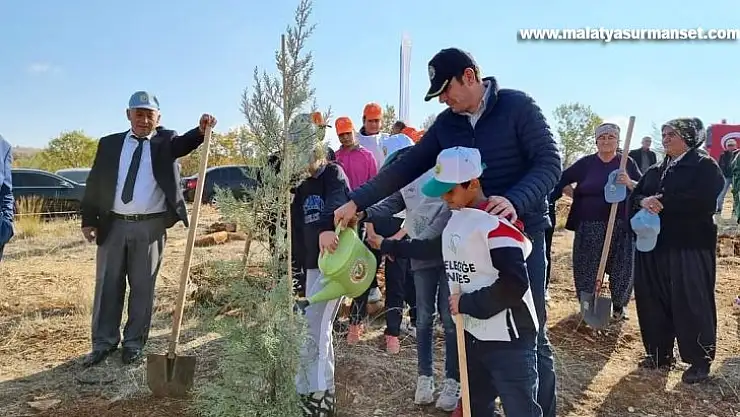 Gölbaşı ilçesinde fidanlar toprakla buluşturuldu