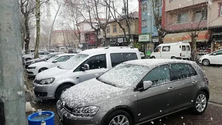 Gölbaşı ilçesinde lapa lapa kar yağıyor