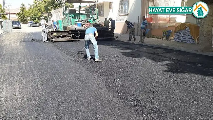 Gölbaşı ilçesinde sıcak asfalt çalışmaları devam ediyor