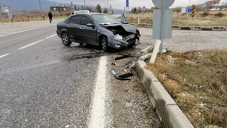 Gölbaşı'nda 2 otomobil çarpıştı