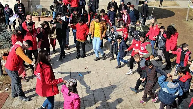 Gönüllüler, çocukların depremin etkisinden kurtulmasına aracılık ediyor