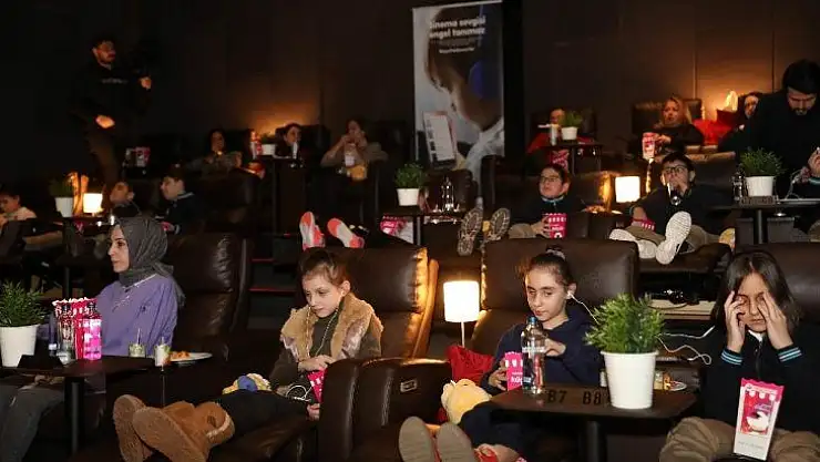 Görme engelli çocukların film heyecanı