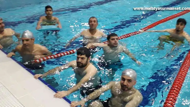 Görme engellilerin havuz keyfi