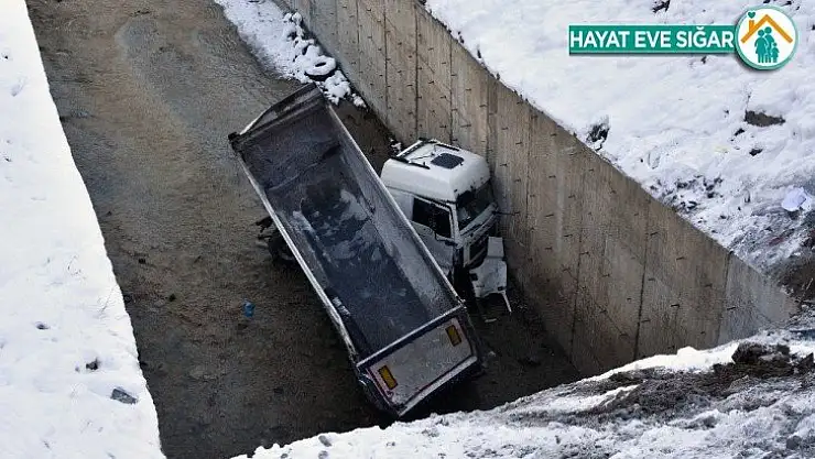 Gümüşhane'de tır dere yatağına devrildi: 1 yaralı