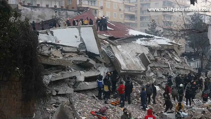 Gün ağardı, 7 katlı apartmanın enkazı ortaya çıktı