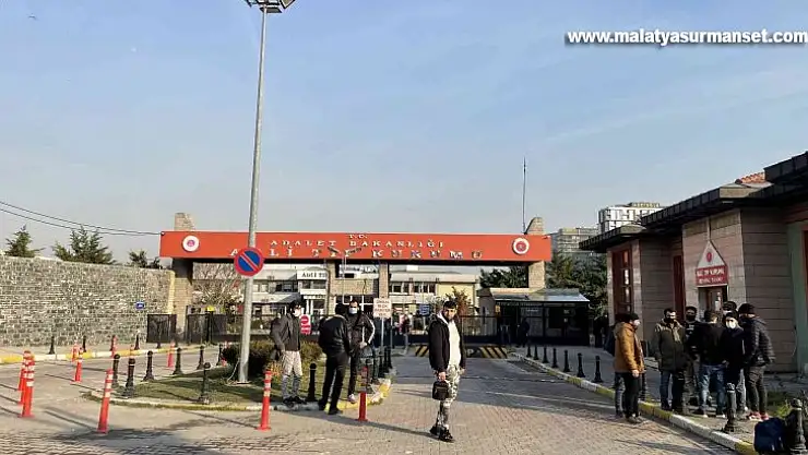 Güngören'deki yangında ölen 5 işçiden 3'ünün cenazesi Adli Tıp'tan alındı