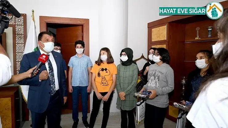 Gürkan'dan başarılı öğrencilere hediye