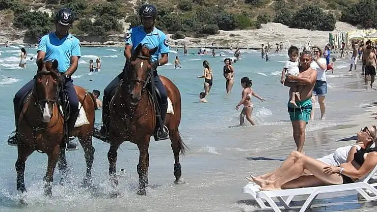 Atlı Jandarma ekibi Çeşme plajlarında göreve başladı