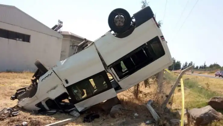 Ailesinden izinsiz aldığı minibüsle takla attı: 1 ölü, 4 yaralı