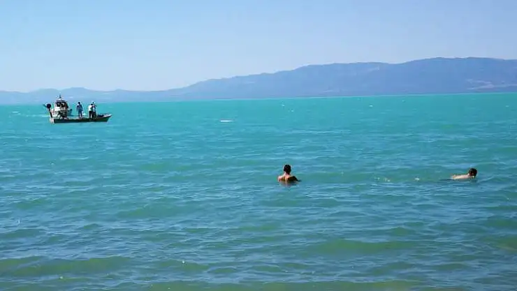 Serinlemek için girdiği gölde kayboldu