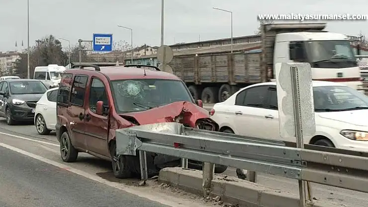 Hafif ticari araç D-100'de bariyere çarptı: 1 yaralı