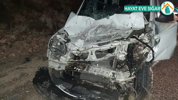 Hafif ticari araç ile kamyon çarpıştı: 2 yaralı