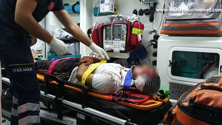 Hafif ticari araç ile motosiklet çarpıştı: 1 yaralı