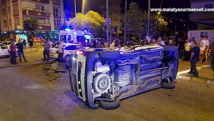 Hafif ticari araç ile otomobil çarpıştı: 2 yaralı