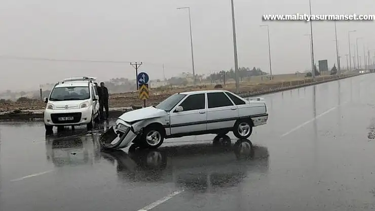 Hafif ticari araç ile otomobil kavşakta çarpıştı: 2 yaralı